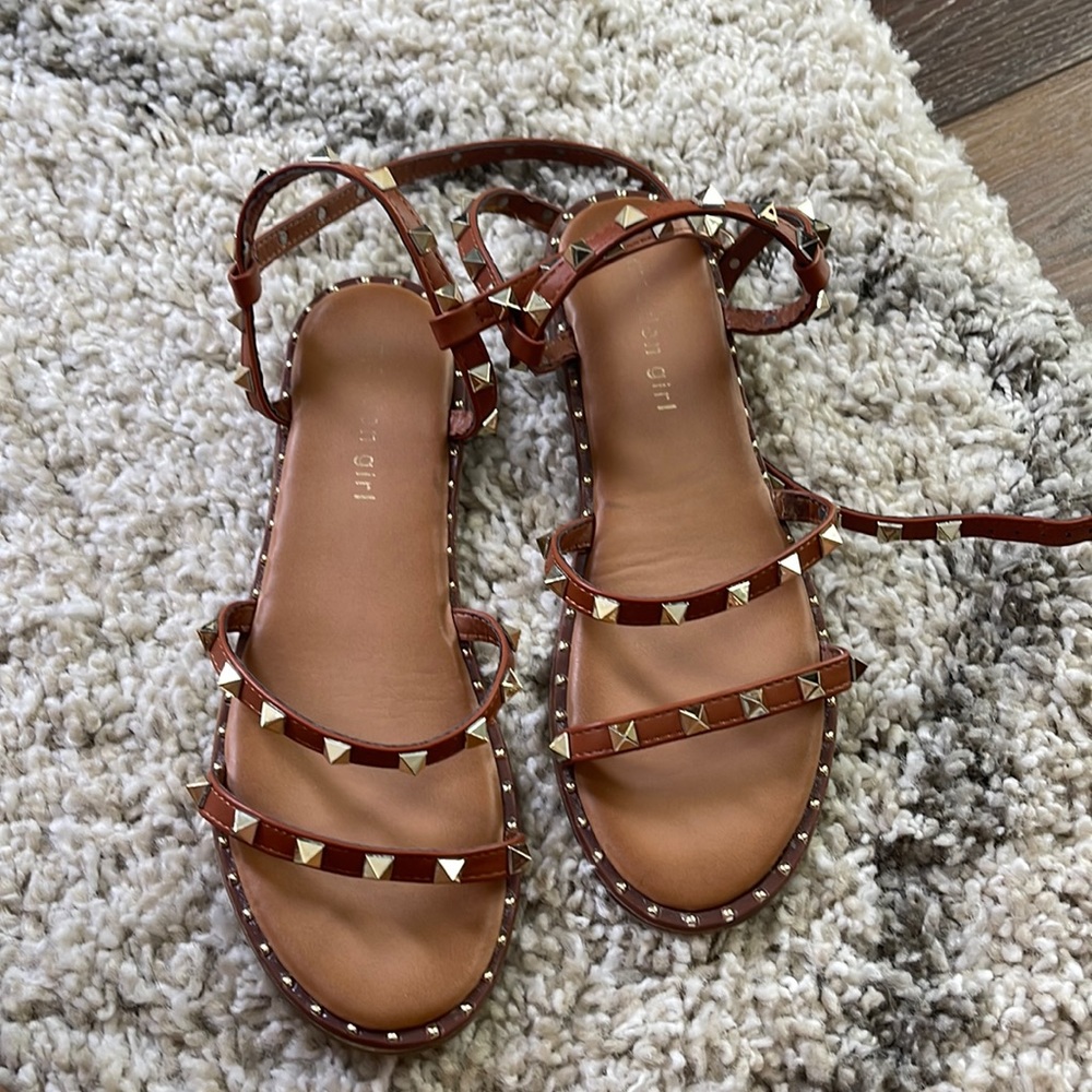 Madden Girls Studs tan Sandals 7.5